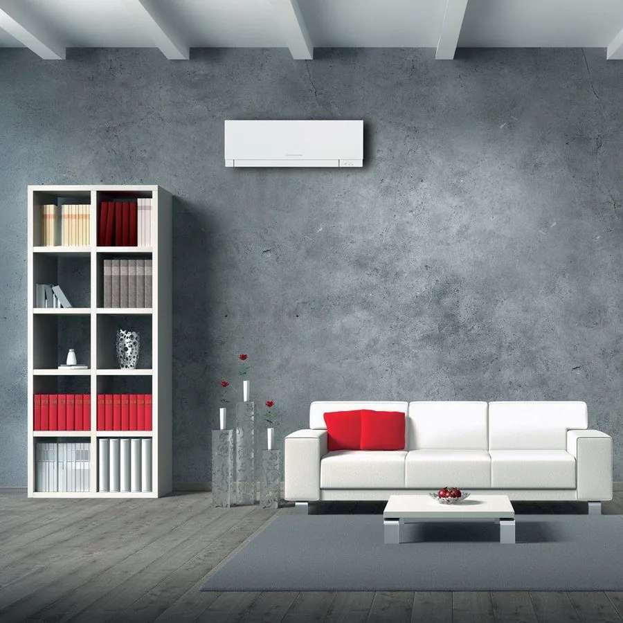Mitsubishi Electricin sisäyksikkö betoniseinällä olohuoneessa
